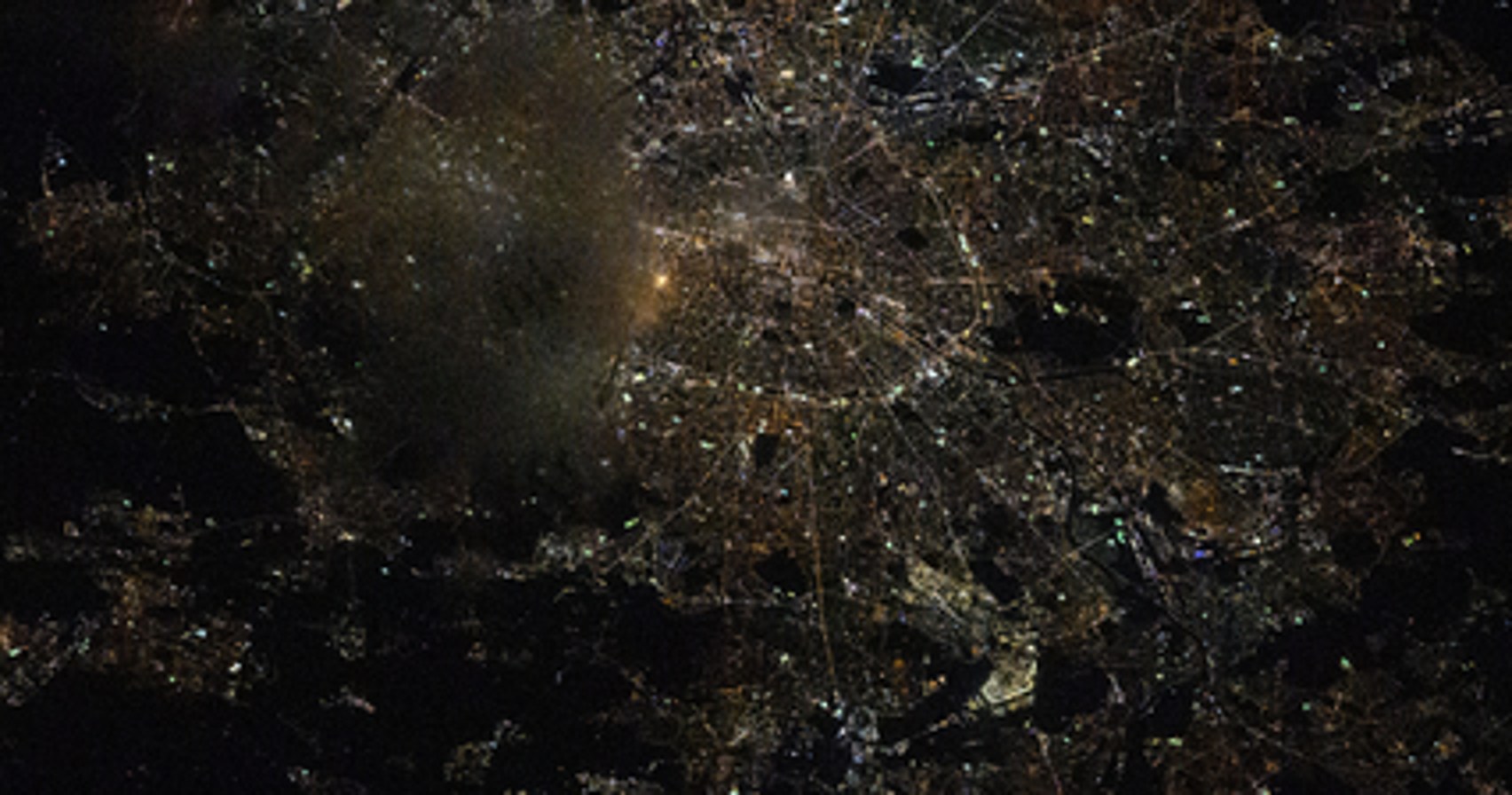The low-resolution source at the same size — city lights smear into muddy blobs.